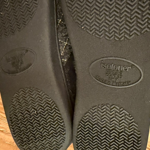 Isotoner Women’s Black White Quilted Slippers size 8.5-9 Machine Washable LN - Picture 3 of 4